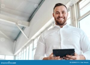 hymyileva henkilo tutkii auton rahoitusta verkossa