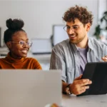 hymyileva-henkilo-tutkii-pankkisovellusta