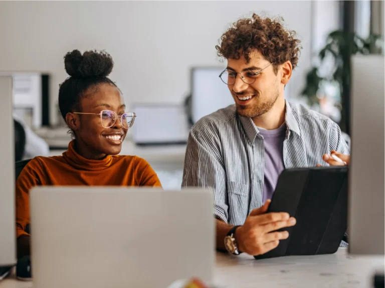 Miten Saan Vakuudettoman Lainan Heti Tilille 24 hymyileva henkilo tutkii pankkisovellusta