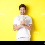 Mistä Löytää Edullisimmat Ja Luotettavat Halvat Lainat hymyileva-henkilo-tutkimassa-lainatarjouksia