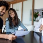 hymyileva-ihminen-tutkii-lainahakemusta