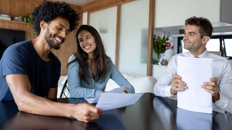 Mitä Edullinen Laina Kokemukset Kertovat Lainan Valinnasta 8 hymyileva ihminen tutkii lainahakemusta