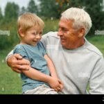 hymyileva-isovanhempi-vauvan-kanssa-puistossa