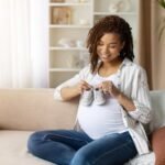 hymyileva-odottava-aiti-sylissaan-vauvatossut