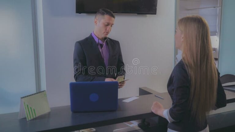 hymyileva pankkivirkailija asiakkaan kanssa