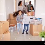 hymyileva-perhe-pakkaa-muuttolaatikoita