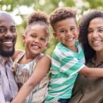 hymyileva-perhe-ulkona-yhdessa