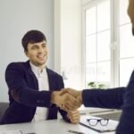 hymyilevia-ihmisia-sopimusta-allekirjoittamassa