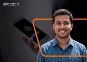 hymyllinen henkilo tutkii lainasopimusta rauhallisesti