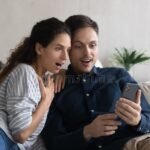 hymytteleva-pari-tutkimassa-lainatarjouksia-yhdessa