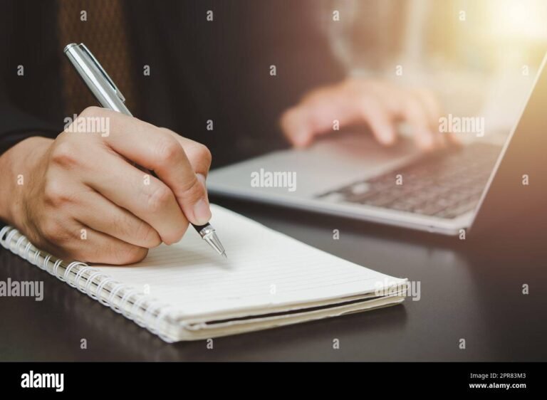 ihminen kirjoittaa liikeideaa kannettavalla tietokoneella