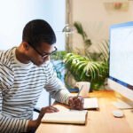 ihminen-kirjoittaa-tyopoydan-aaressa-tietokoneella