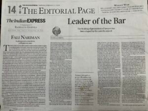 ihminen miettii lakipapereiden aarella