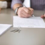 ihmiset-allekirjoittamassa-asuntolainapapereita-yhdessa