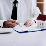 ihmiset-allekirjoittamassa-sopimusta-kotona