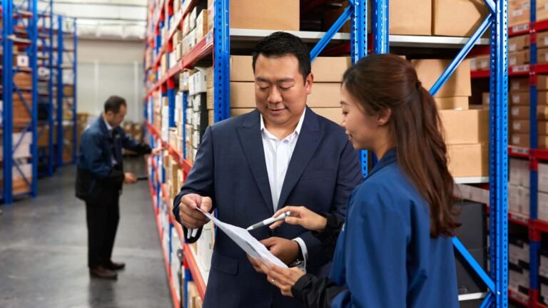 ihmiset kantavat muuttolaatikoita kotkan satamassa