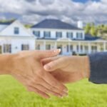 ihmiset-kattelevat-asunnon-edessa