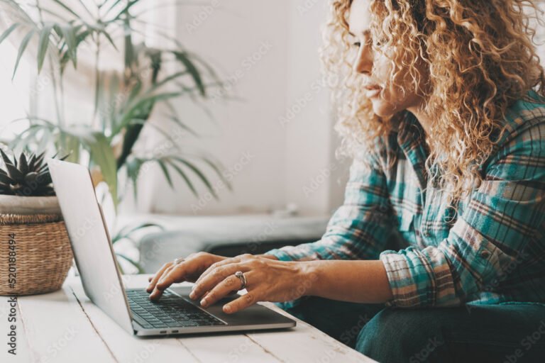 ihmiset kayttavat kannettavaa tietokonetta kotona