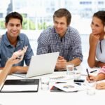 ihmiset-keskustelemassa-perunkirjoituksen-poydan-aaressa