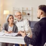 ihmiset-neuvottelemassa-perinnonjaosta-poydan-aaressa