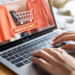 ihmiset-ostoksilla-tietokoneen-aarella