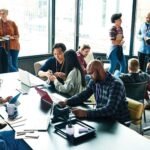 ihmiset-tyoskentelevat-digitaalisessa-toimistossa