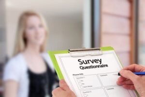 ihmisia tayttamassa kyselylomakkeita iloisesti