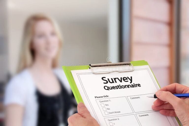 ihmisia tayttamassa kyselylomakkeita iloisesti