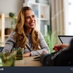 iloinen-asiakas-ja-pankkineuvoja-keskustelee