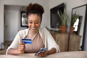 iloinen asiakas kayttamassa verkkopalvelua