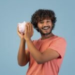 iloinen-henkilo-saastolippaansa-vieressa