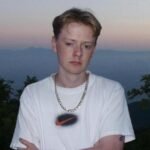 iloinen-henkilo-tutkii-saastolipasta-ulkona