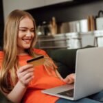 Miten Plussa-kortti toimii lapsille ja nuorille iloinen-nuori-kayttaja-plussa-kortilla