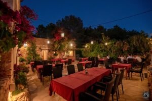 iloinen ravintolan terassi illan hamarassa