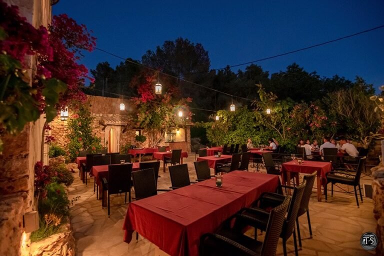 Mikä On Trio Lahden Suosituin Ravintola Tai Tapahtumapaikka 2 iloinen ravintolan terassi illan hamarassa