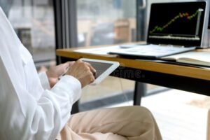 iloiset sijoittajat seuraamassa osakemarkkinoita