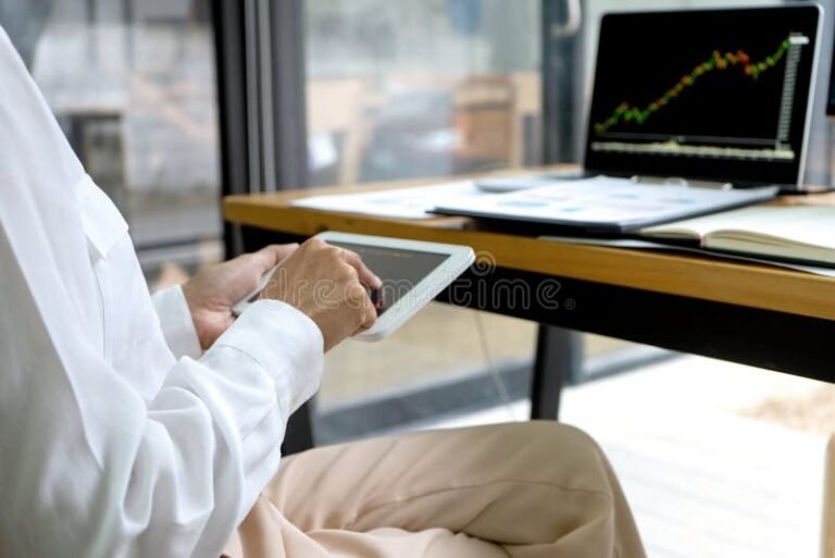 Mitä Puuilon osakeanti tarkoittaa sijoittajalle 2 iloiset sijoittajat seuraamassa osakemarkkinoita