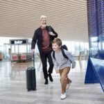 iloisia-matkustajia-lentokentalla-finnair-kortein