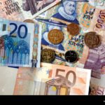 islannin-kruunuja-ja-eurokolikoita-poydalla