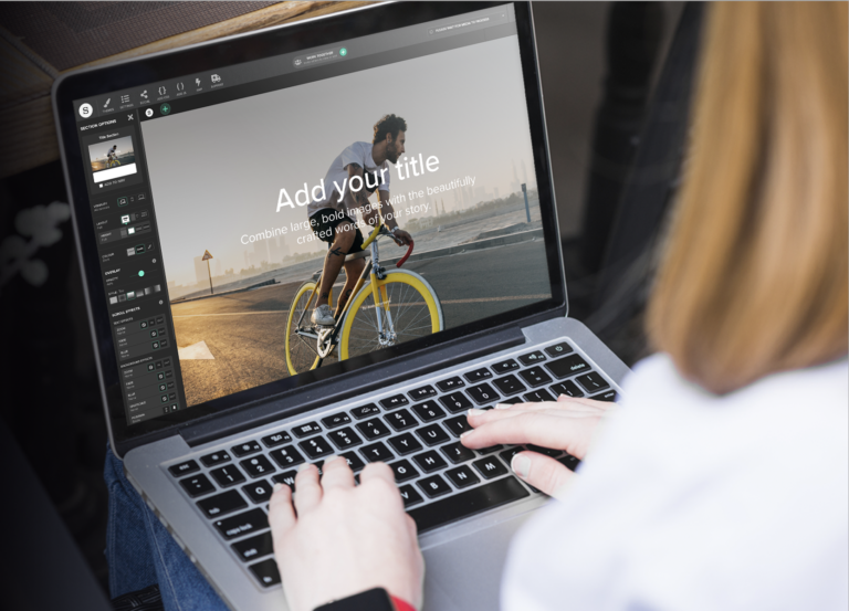 Miten Löydän Yritysten Osoitteet Ja Puhelinnumerot Verkkopalveluista 1 kadet selaamassa verkkosivustolehtea kannettavalla