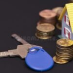 kaksi-avainta-ja-talon-pienoismalli