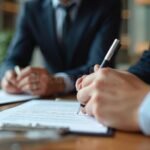 kaksi-ihmista-allekirjoittaa-asuntokauppapapereita