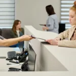 kaksin-neuvottelee-pankkivirkailijan-kanssa