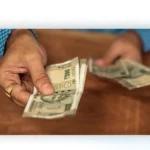 Miten Omaposti-laskut pysyvät ajan tasalla ja hallinnassa kasi-hallitsemassa-laskupinoa-poydalla