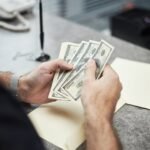 Miten Yksityinen Laina Eroaa Pankkilainasta kasi-ojentaa-seteleita-pankkikonttorissa