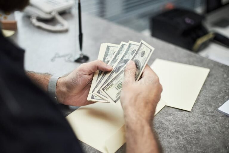 kasi ojentaa seteleita pankkikonttorissa