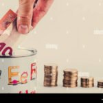 kateista-seteleita-ja-kolikoita-sormen-ymparilla