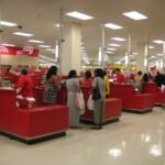 kateistuotteita-myyva-iloinen-yritysasiakas-kassakoneen-aarella