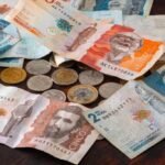 katevia-seteleita-ja-kolikoita-poydalla