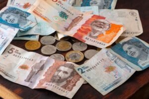 katevia seteleita ja kolikoita poydalla